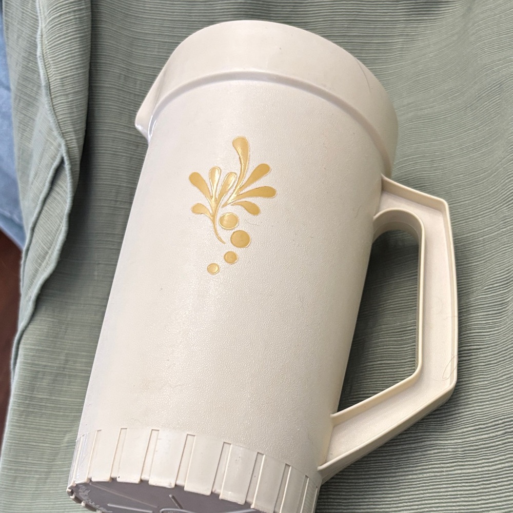 Vintage Tupperware almond and harvest gold Pitcher with lid 800-2 - Picture 5 of 8